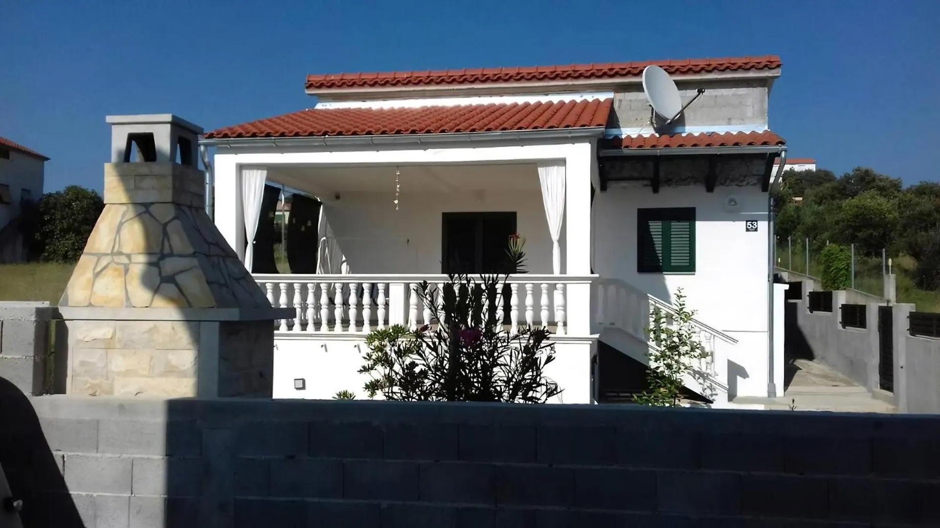Ferienhaus Mit Ueberdachter Terrasse Und Meerblick Pakostane